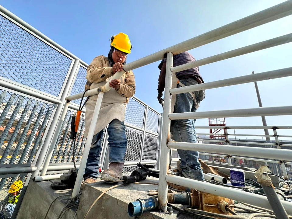 Montaje de barandas y estructuras metálicas — Proyecto SUNAT Huachipa